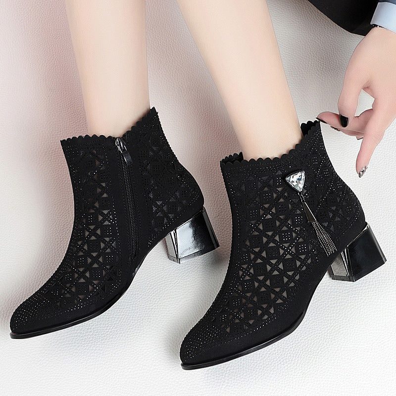Damen Stiefeletten mit elegantem Lochdesign und raffiniertem Schmuckdetail EB