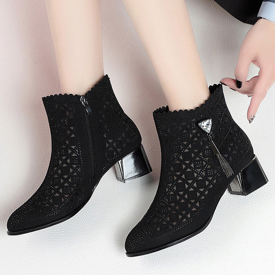 Damen Stiefeletten mit elegantem Lochdesign und raffiniertem Schmuckdetail EB