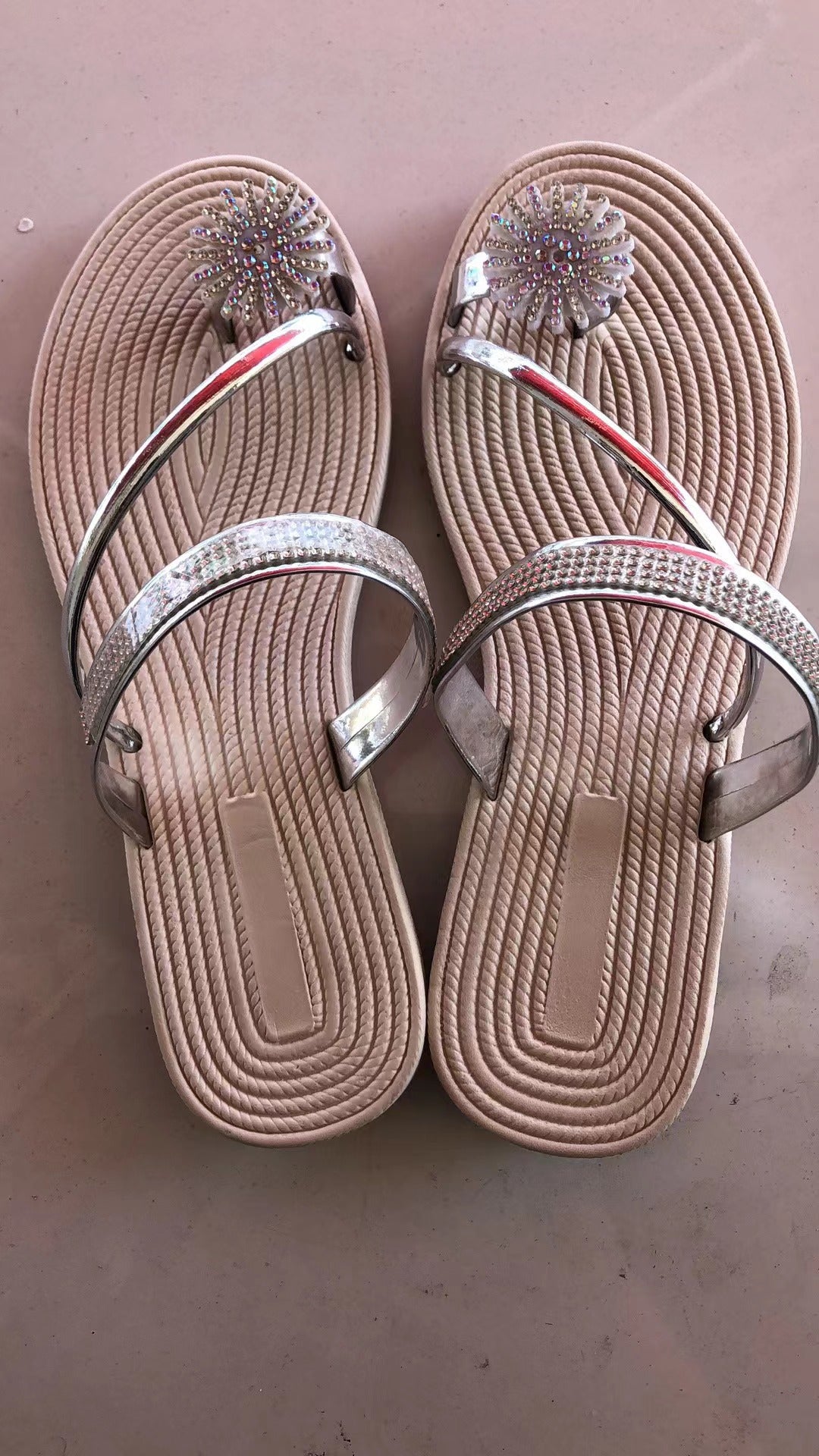 Damen Zierliche Modische Flip-Flops mit funkelnden Strassdetails und konturiertem Fußbett EB