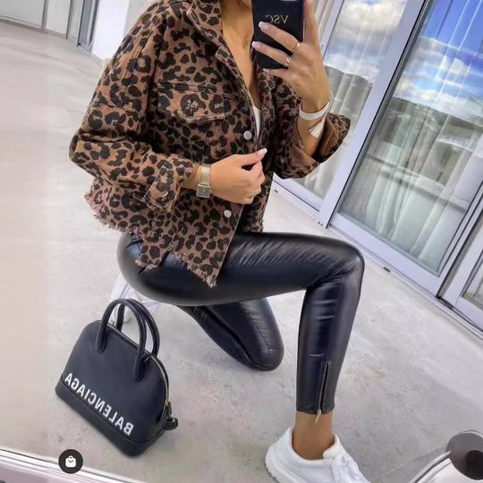 Damen Jeansjacke im angesagten Leo-Print mit lässigem Schnitt EB