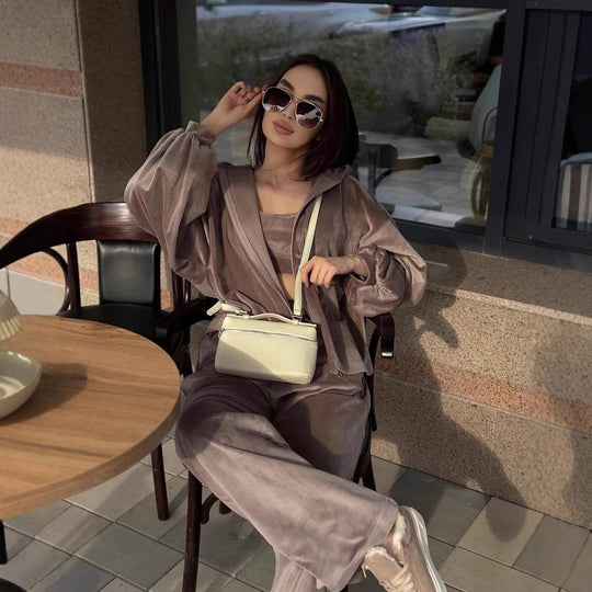 Damen Cropped Samt-Hoodie mit weitem Arm und High-Waist Jogginghose im Lounge-Set EB
