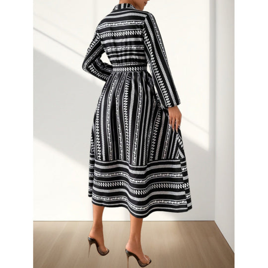 Damen Maxikleid mit modernem geometrischem Muster und schönem Taillengürtel EB