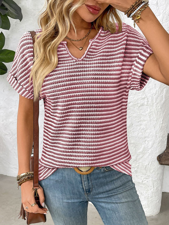 EB | Locker gestreiftes T-Shirt mit V-Ausschnitt
