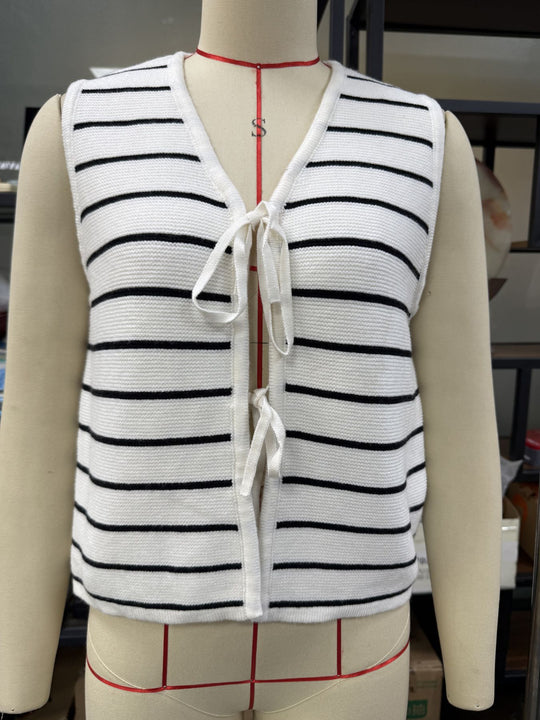 Damen Stricktop mit feinen Streifen und dekorativem Knotendetail EB