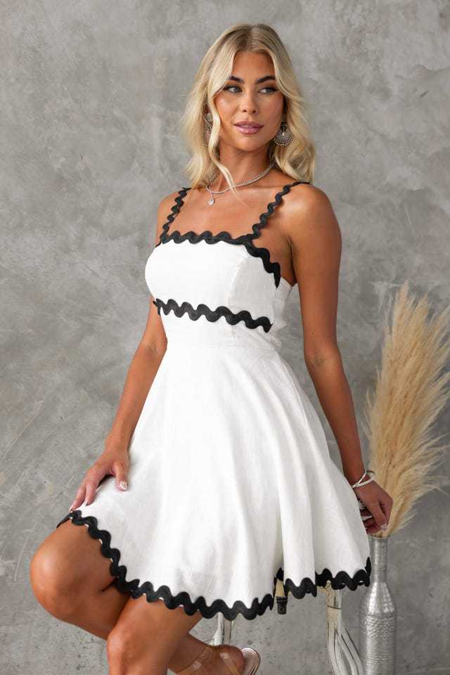 Damen Freizeitkleid mit voluminösen Rüschen und dekorativem Wellensaum EB
