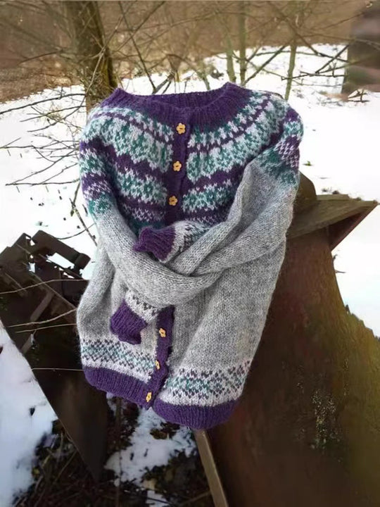 Damen nan gemusterte Strickjacke mit Rundpasse, Holzknöpfen und Eingrifftaschen EB