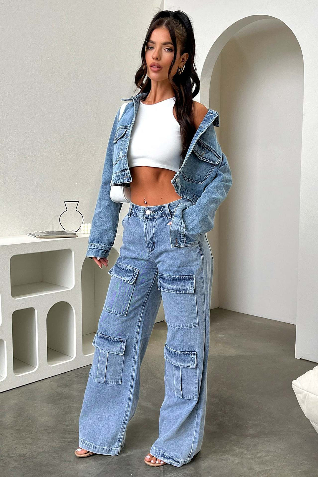 Damen nan High‑Waist Utility-Denimhose mit aufgesetzten Knie-Patches, Cargo‑Taschen und weitem Schlag EB