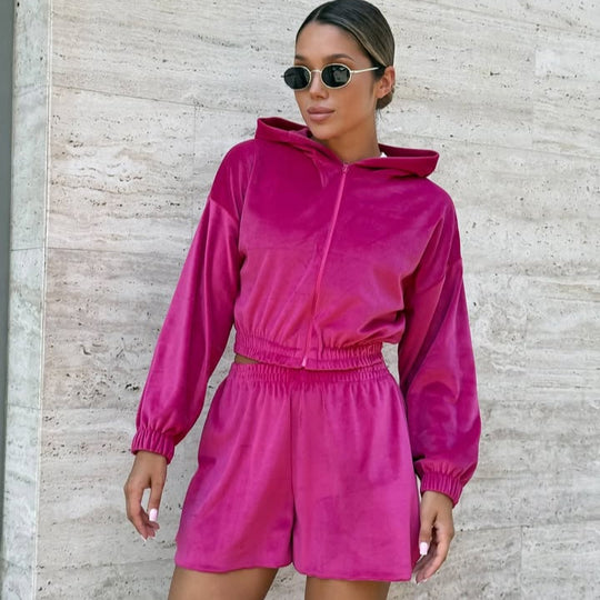 Damen kurzes Samt-Kapuzen-Set mit Reißverschluss und taillenbetonter Gummibund-Shorts Eichborn Berlin