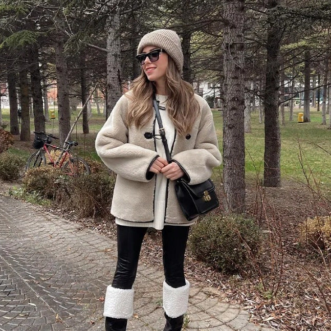 Damen Kuschelige Teddyjacke mit kontrastierenden Knopfdetails und Taschen EB