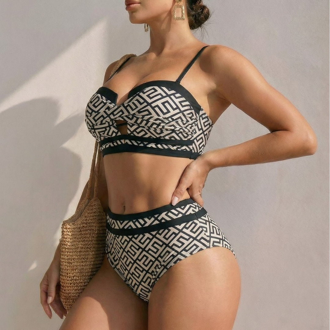 Damen Hoch geschnittener Bikini mit trendigem Cut-Out und geometrischem Muster EB