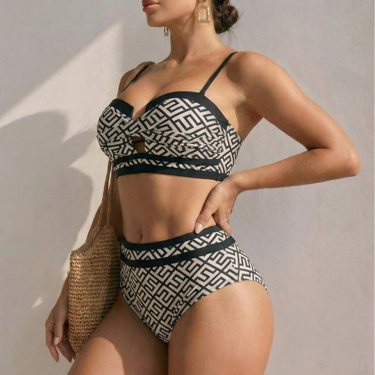 Damen Hoch geschnittener Bikini mit trendigem Cut-Out und geometrischem Muster EB
