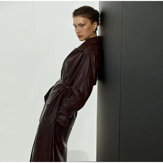 Damen Eleganter Kunstleder-Trenchcoat mit tailliertem Gürtel EB