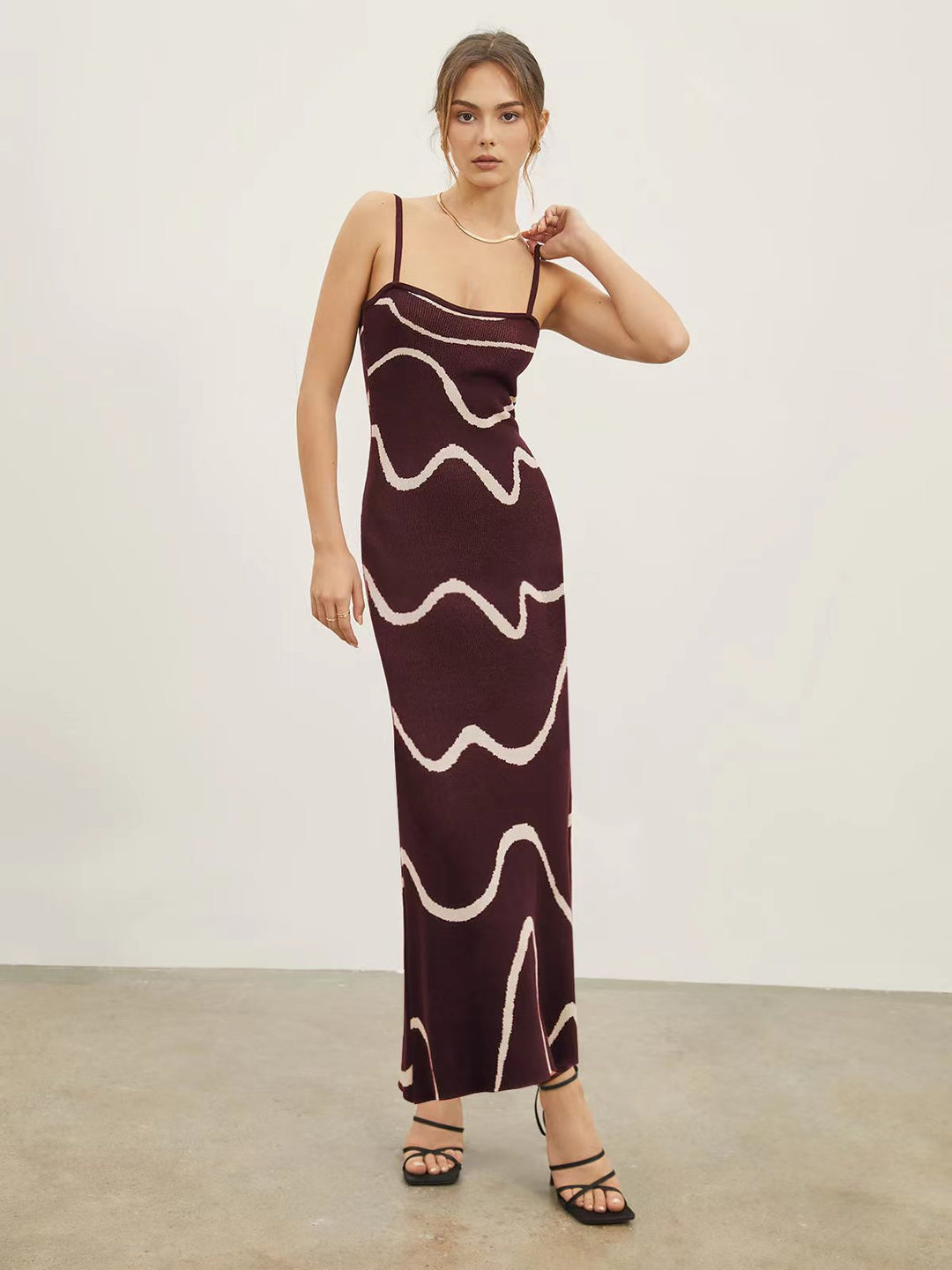 Damen Maxikleid mit modernem Wellenmuster und feinen Spaghettiträgern EB