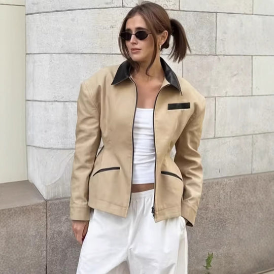 Damen Designer Steppjacke mit aufregendem Kontrastkragen und minimalistischen Taschen EB