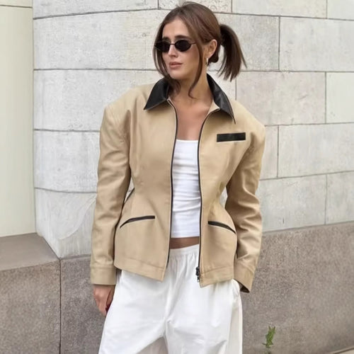 Damen Designer Steppjacke mit aufregendem Kontrastkragen und minimalistischen Taschen EB