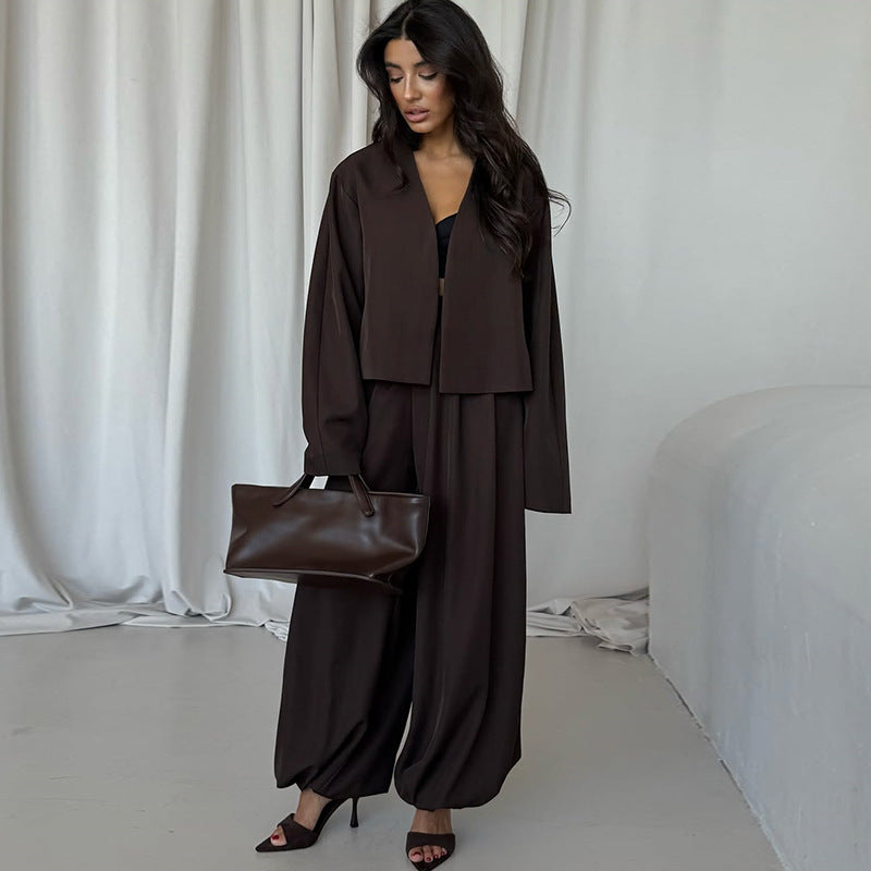 Damen lässiger Hosenanzug mit cropped Jacke und weitem Schnitt EB
