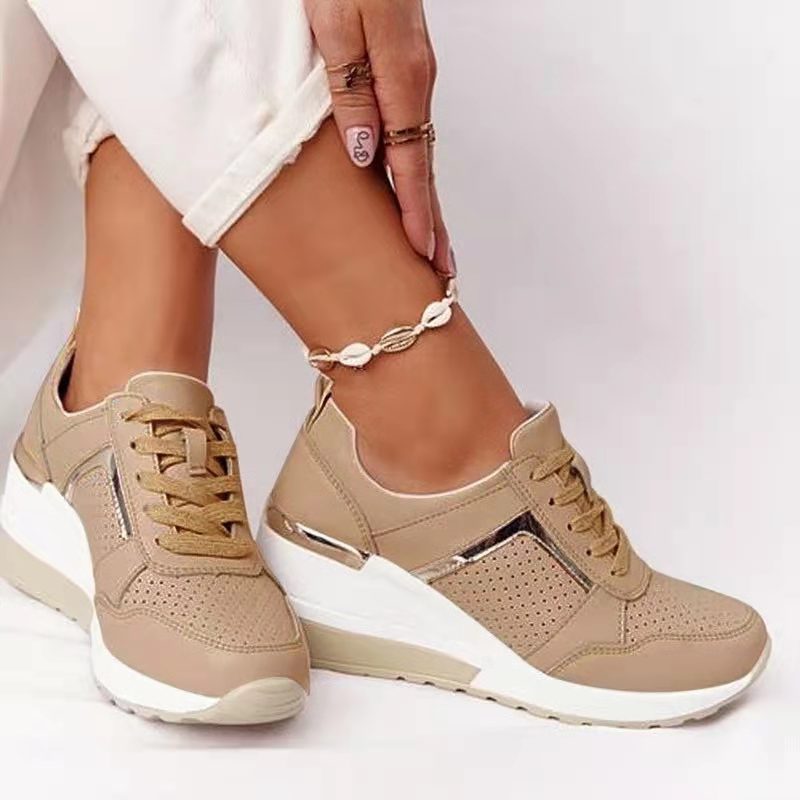 Damen Keil-Sneaker mit perforiertem Obermaterial, gepolstertem Komfortkragen und reflektierenden Metalldetails EB