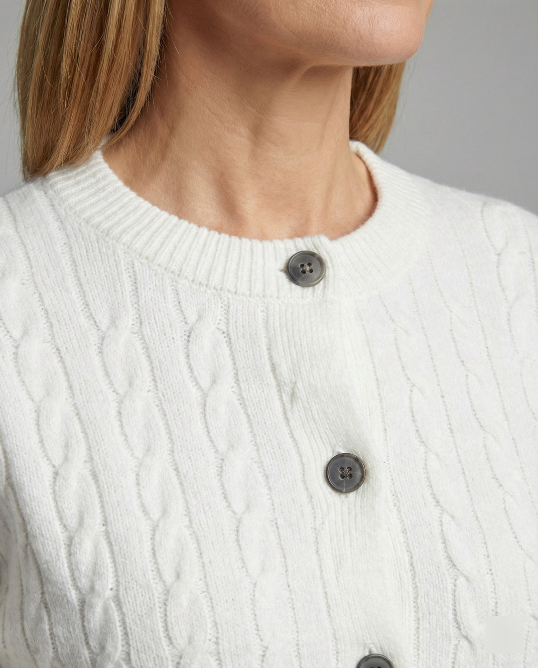 Damen grobgestrickter Zopfmuster-Cardigan mit Ballonärmeln, Rippenbündchen und dekorativer Knopfleiste EB