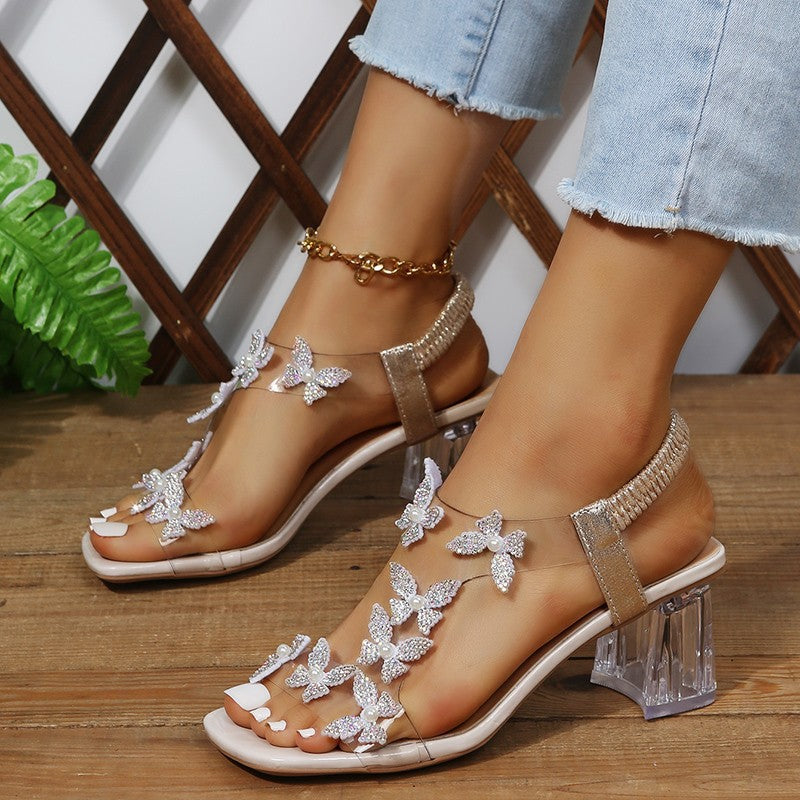 Damen Glamouröse Sandalen mit funkelnden Schmetterlingsdetails und transparentem Blockabsatz EB