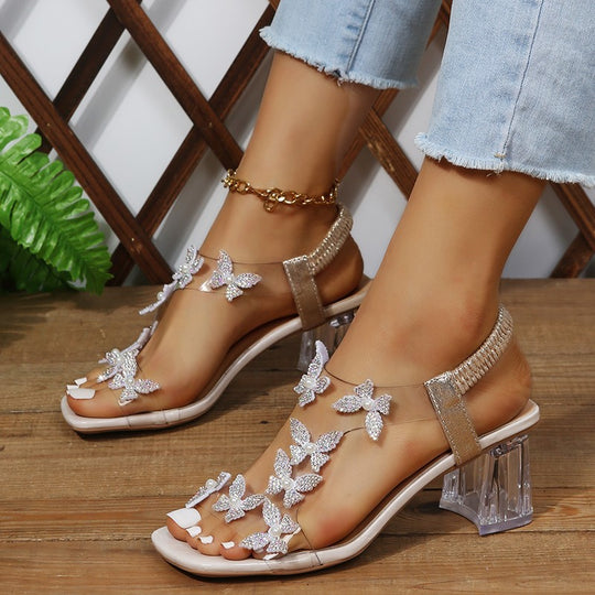 Damen Glamouröse Sandalen mit funkelnden Schmetterlingsdetails und transparentem Blockabsatz EB