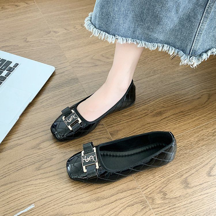 Damen elegante Ballerinas mit glattem Lackfinish und auffälligem Logo EB