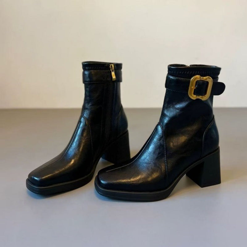 Damen Elegante Stiefeletten mit modischem Schnallenakzent und hohem Blockabsatz EB