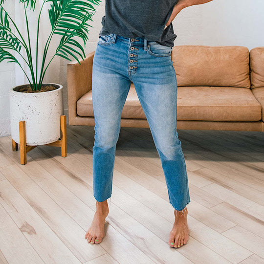 Damen High-Waist Jeanshose mit Knopf-Detail und modischem Fransenabschluss EB
