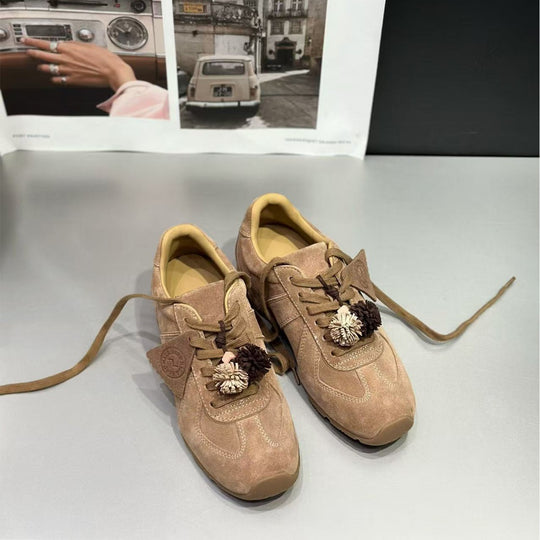 Damen Sneaker mit verspieltem Pompon-Detail und atmungsaktivem Obermaterial EB