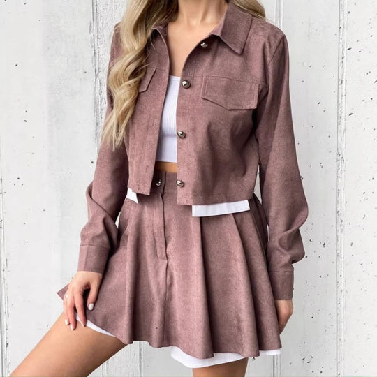 Damen kurzes Cordjacken- und Faltenrock-Set mit taillenhohem Faltenrock und cropped Hemdjacke Eichborn Berlin