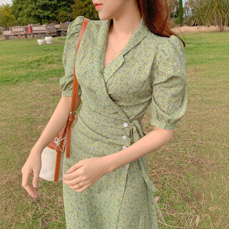Damen Wickelkleid mit charmanten Puffärmeln und eleganten Knopfdetails EB