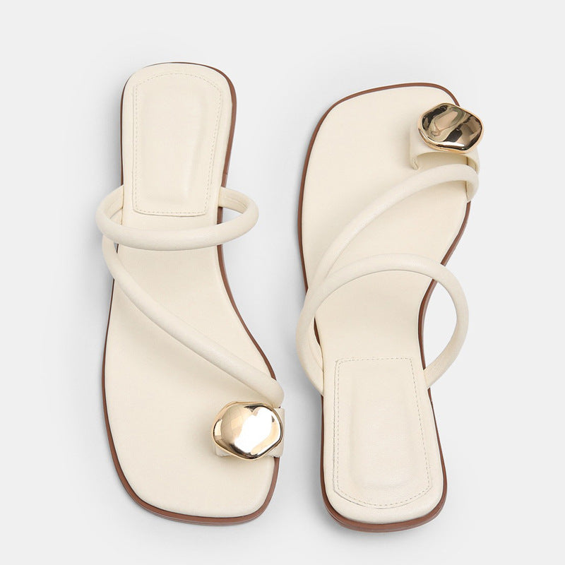 Damen Zehentrenner-Sandalen mit elegantem Riemendesign und goldfarbenem Akzent EB