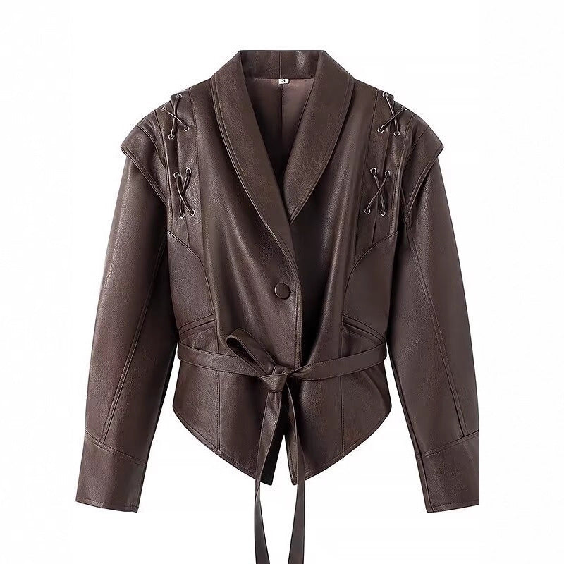 Damen kurzgeschnittene Kunstlederjacke mit Schalkragen, Schnürdetails an Schultern und Taillengürtel EB