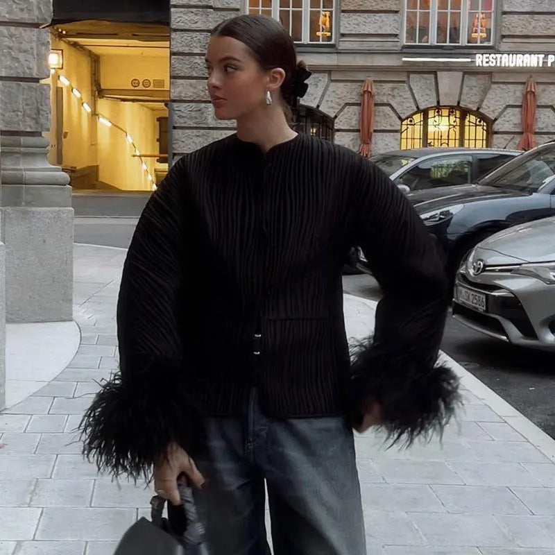 Damen modische Steppjacke mit raffiniertem Bindegürtel und eleganten Fuchsfell-Ärmeln EB