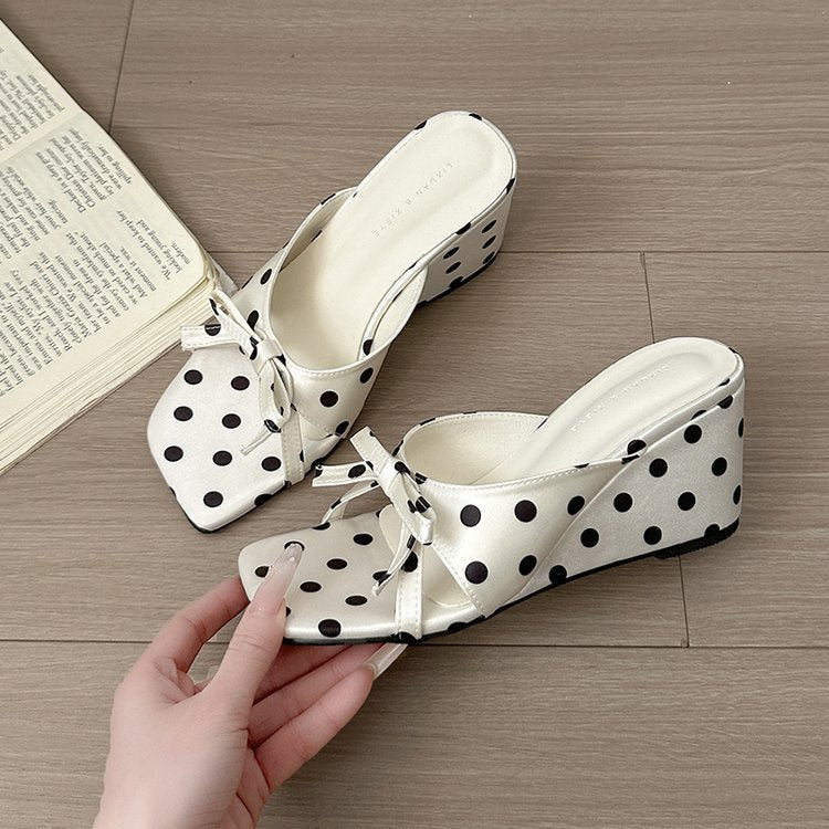 Damen elegante Mules mit gepunktetem Design und zartem Schleifenakzent EB