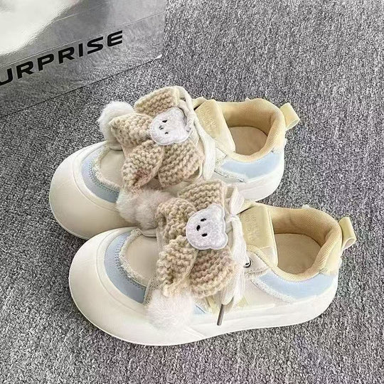 Damen Mode Sneaker mit verspieltem Design und kuscheligem Detail EB