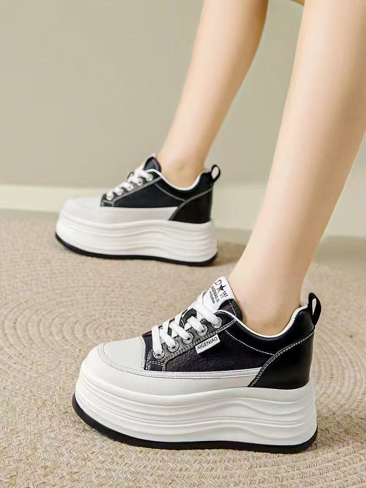 Damen Plateau Sneaker mit eleganter Silhouette und dämpfender Sohle EB