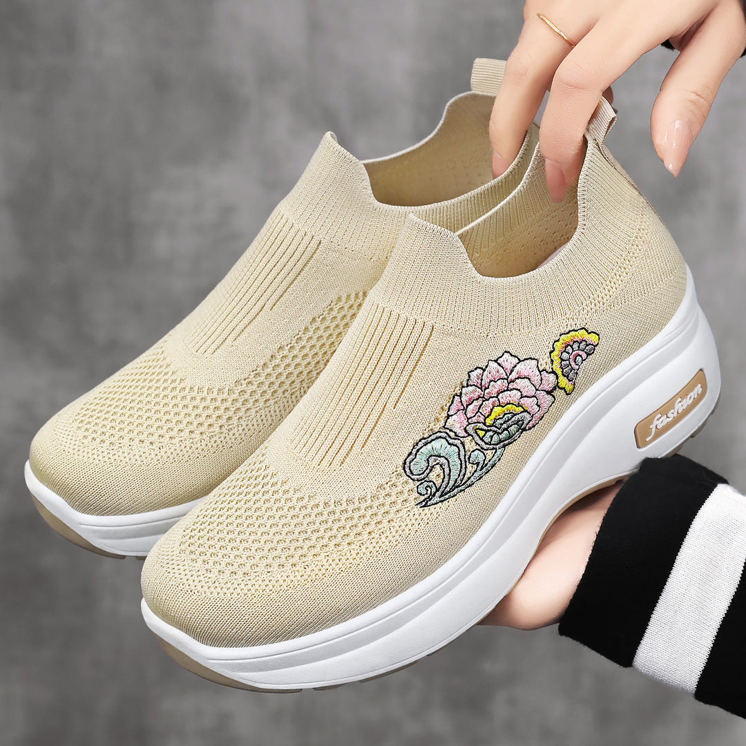 Damen nan elastischer Strick-Slipper mit aufgesticktem Blumenmotiv und stützender Keil-Laufsohle EB