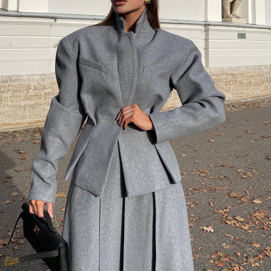 Damen elegantes und modernes Anzugset mit tailliertem Blazer und schwingendem Rock EB