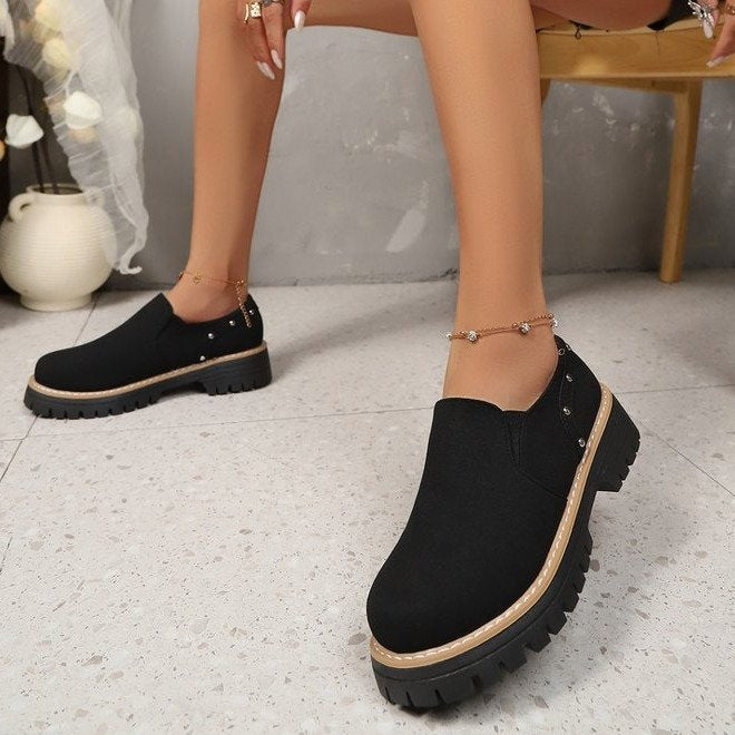 Damen Modische Slipper mit robustem Sohlenprofil und eleganten Nietenakzenten EB