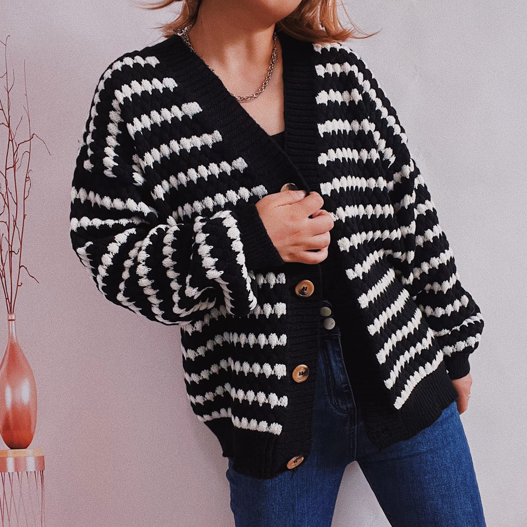 Damen Oversize Strickjacke im modischen Streifenlook mit Holzknopfdetails EB