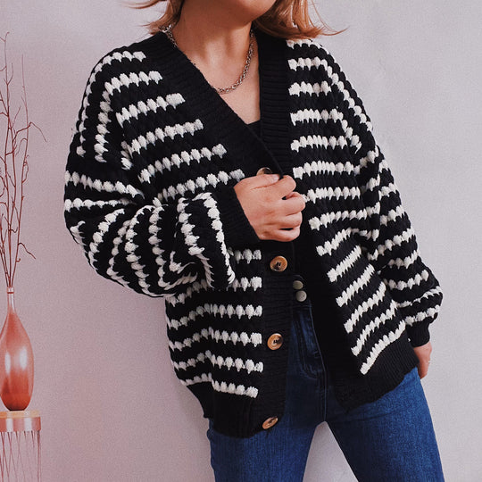 Damen Oversize Strickjacke im modischen Streifenlook mit Holzknopfdetails EB