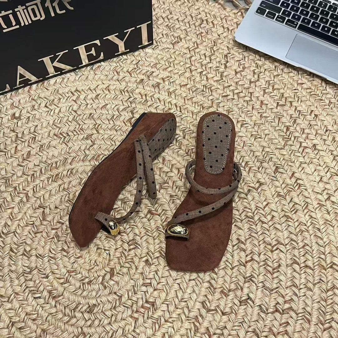 Damen Modische Zehentrenner-Sandalen mit dekorativen Riemen und ergonomischem Fußbett EB