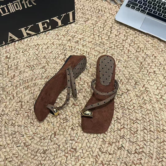 Damen Modische Zehentrenner-Sandalen mit dekorativen Riemen und ergonomischem Fußbett EB