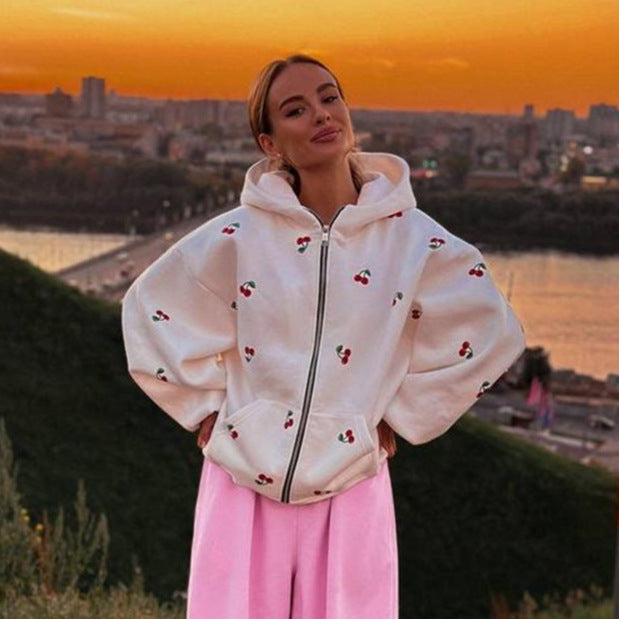 Damen verspielter Kapuzen-Zippullover mit Kirschenprint und oversized Passform Eichborn Berlin