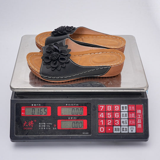 Damen Komfortable und stilvolle Badesandalen mit floralem Design EB