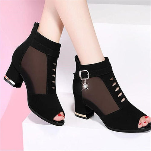 Damen nan Peep-Toe Stiefelette mit transparenten Mesh-Einsätzen, Cut-Out-Details, Zier-Schnalle und mittlerem Blockabsatz EB