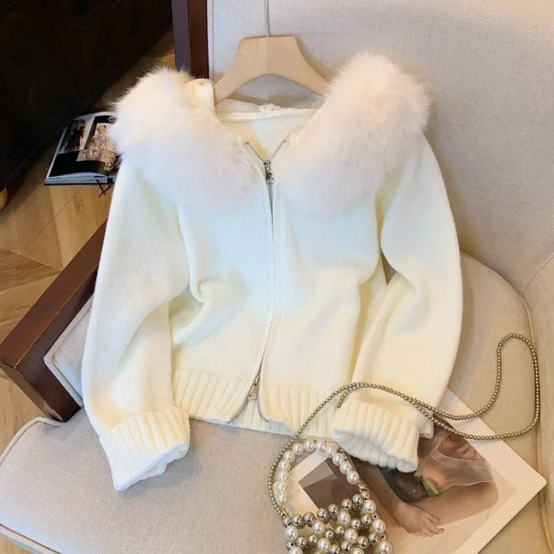 Damen Strickjacke mit abnehmbarer Kunstfellkapuze und enganliegendem Schnitt EB