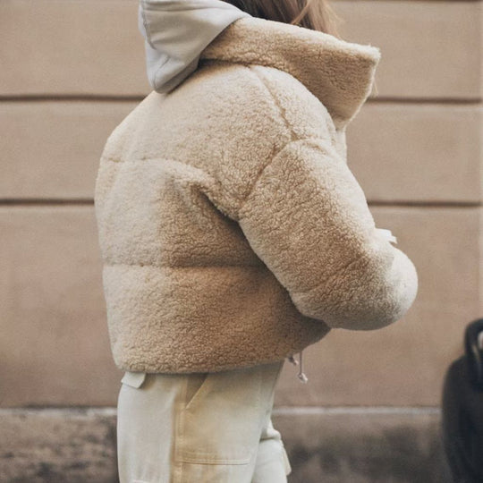Damen kuschelige cropped Teddyjacke mit hohem Kragen und seitlichen Taschen EB