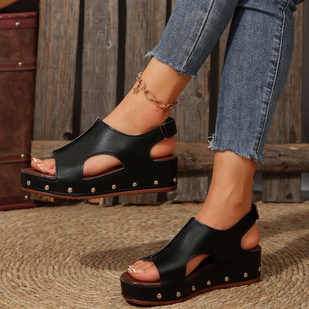 Damen Wedge-Pantoletten mit eleganten Cut-Outs und dekorativen Nieten EB