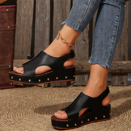 Damen Wedge-Pantoletten mit eleganten Cut-Outs und dekorativen Nieten EB